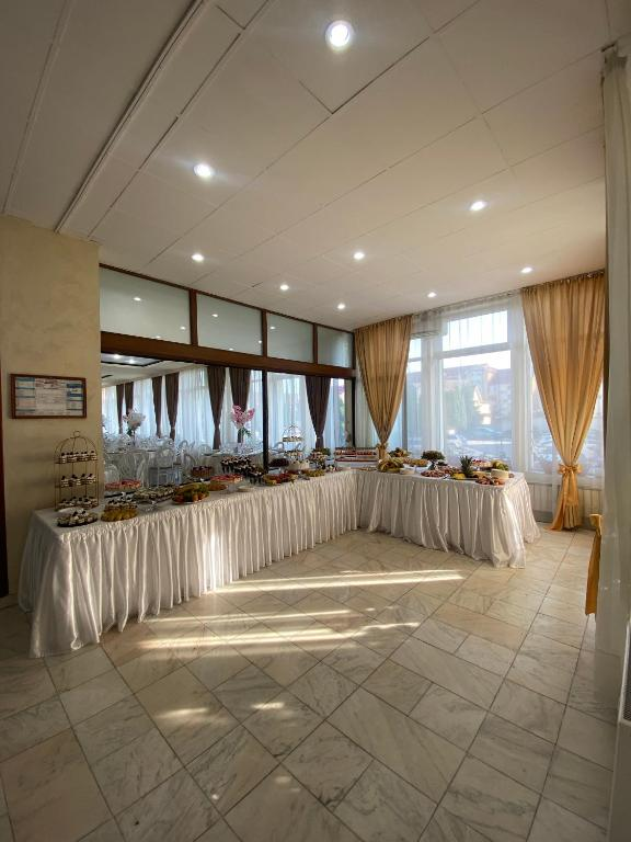 Bufet suedez în sala restaurantului Hotel Diana