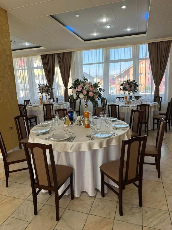 Sală restaurant Hotel Diana pregătită pentru evenimente