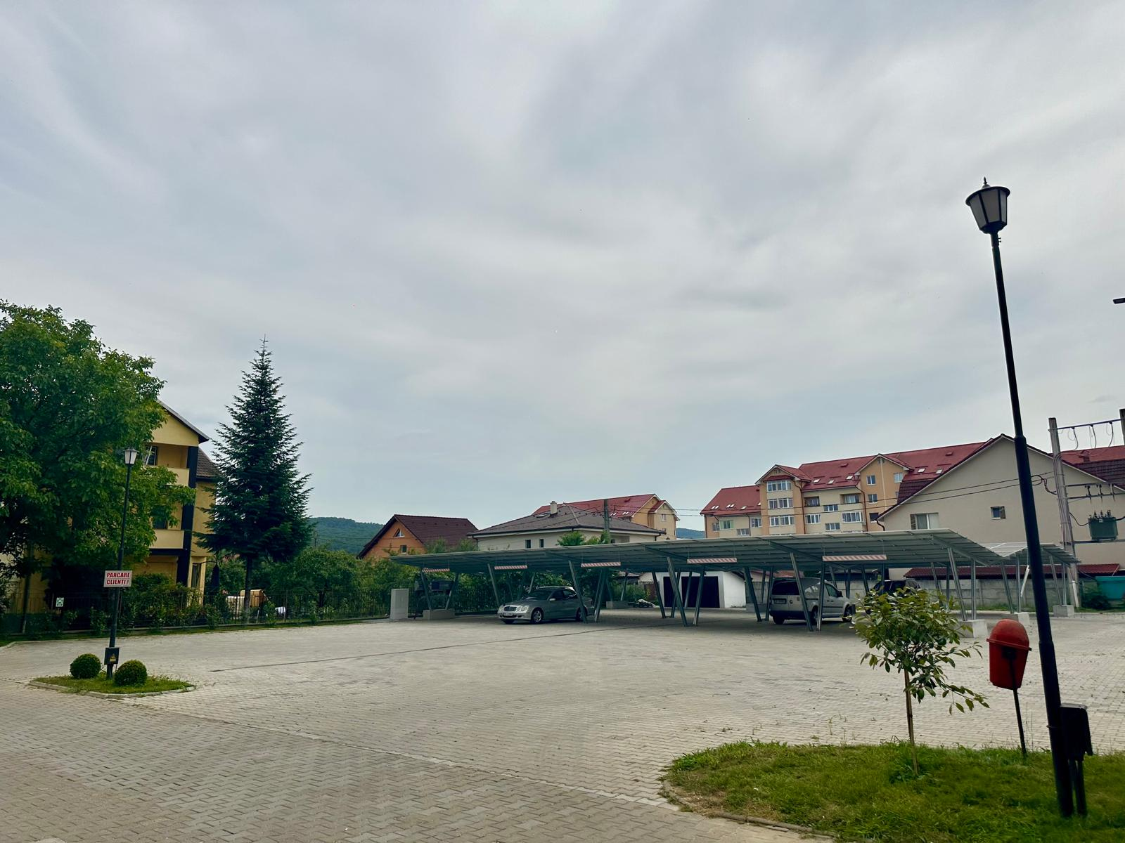 Parcarea proprie a Hotel Diana Bistrița, acoperită și supravegheată